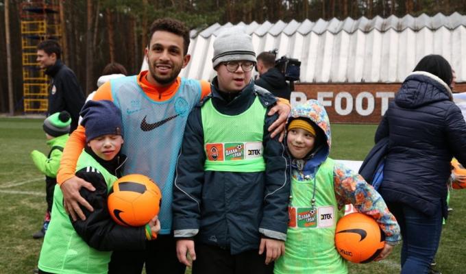 Гравці ФК «Шахтар» провели тренування для дітей з Луганської області