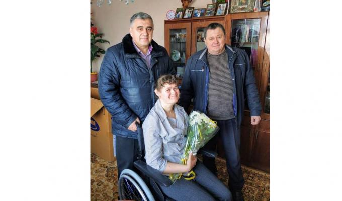 Дівчина з Новоайдару отримала спортивний інвалідний візок