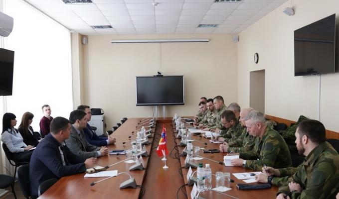 Представники багатонаціональної групи військових спостерігачів зустрілися з обласним керівництвом