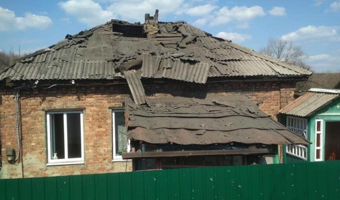 Від обстрілів бойовиків у Золотому пошкоджено будинок, жінці надана допомога