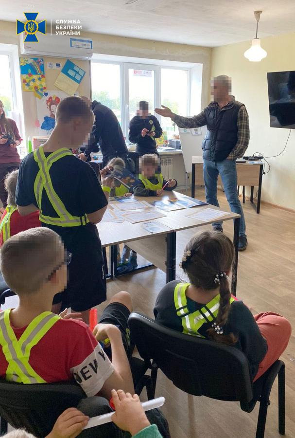 «Спали» ФСБшника»: співробітники СБУ та Нацполіції розповіли дітям з Луганщини, як не стати знаряддям в руках ворога