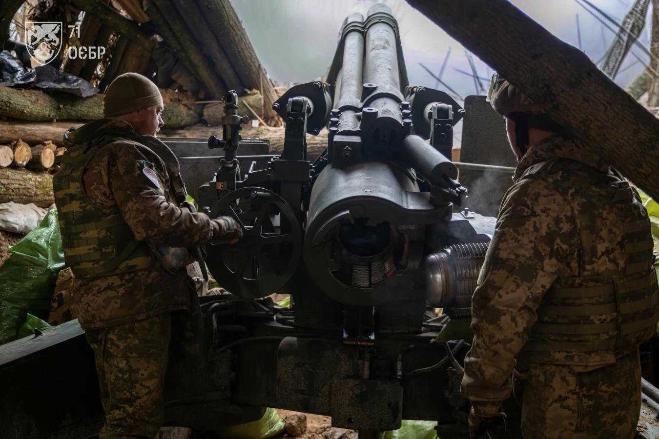 Три місяці жителі Хрустального очікують на воду в кранах, окупанти відмовляються ремонтувати підстанції у невеликих населених пунктах – жителі сіл залишаються без світла, понад 20 разів росіяни застосували артилерію на нашій ділянці фронту 