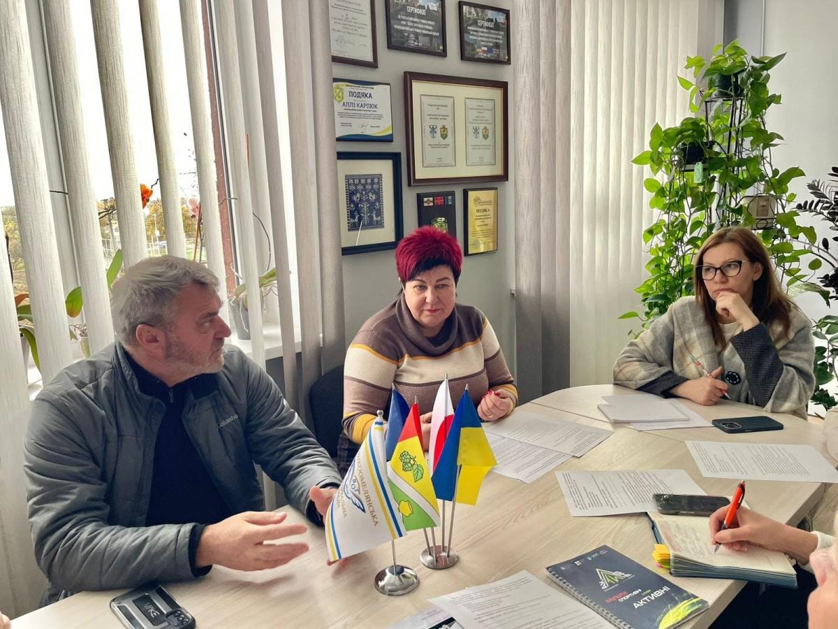 Чмирівська громада продовжує розвивати партнерства, підтримувати дітей і залучати ресурси для мешканців – і ці кроки вже дають конкретні результати.  Одним із прикладів співпраці стало відкриття дитячого мультиспортивного клубу «Спортивна хвиля» на базі Великоомелянського ліцею – спільна ініціатива Чмирівської сільської військової адміністрації та Великоомелянської громади в межах національного проєкту «Пліч-о-пліч: згуртовані громади».  Чмирівська громада передала спортивне обладнання та забезпечила ліцей 