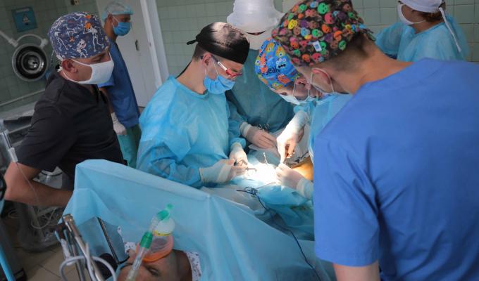 У воєнному госпіталі вперше відбулась спільна планова операція цивільного та військового судинних хірургів