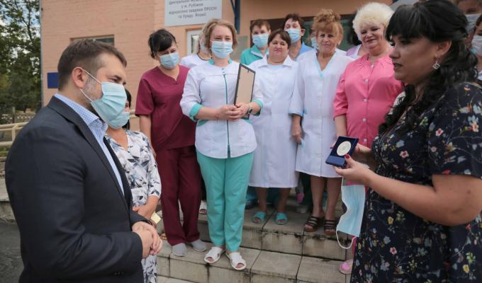 Першу створену лікарями Луганщини медаль «Допомога  Милосердя Благодійність» отримав Сергій Гайдай