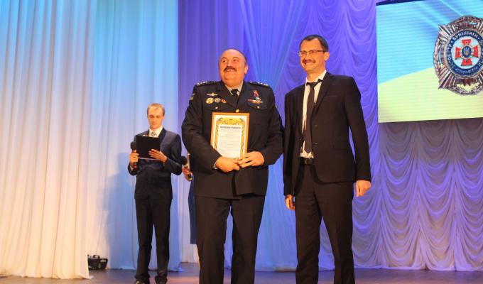 «Ви розміновуєте місця ураження ворожої артилерії, приборкуєте лісові пожежі та працюєте на лінії зіткнення», - Олексій Смирнов вручив обласні нагороди рятівникам Луганщини