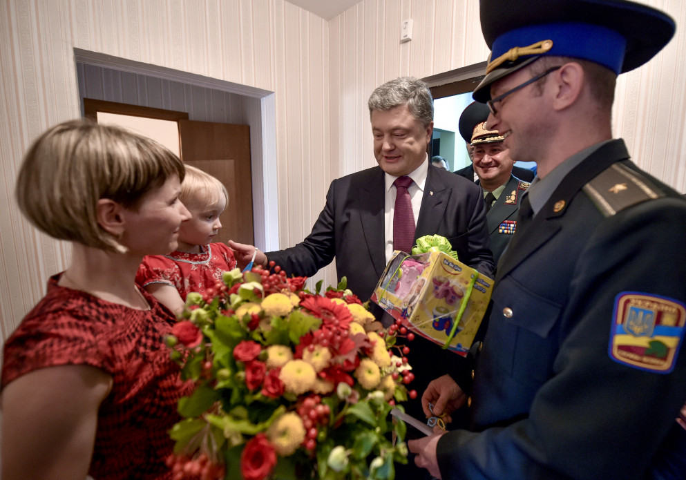 Ви є фундаментом, надією нашої держави і незалежності - Президент вручив ключі від квартир службовцям СБУ