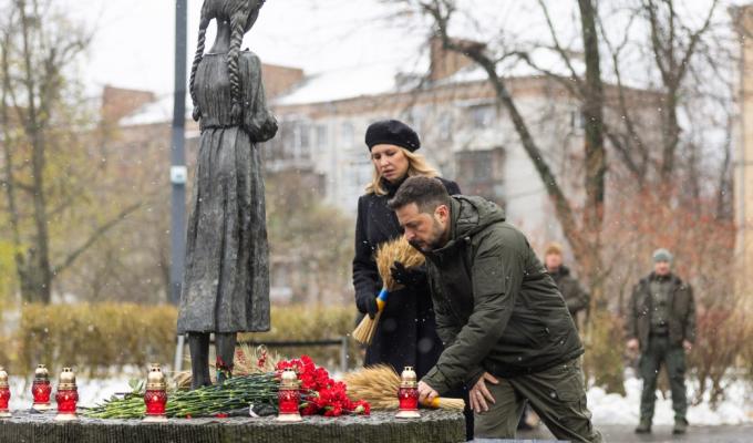 Президент та перша леді вшанували пам’ять жертв голодоморів в Україні