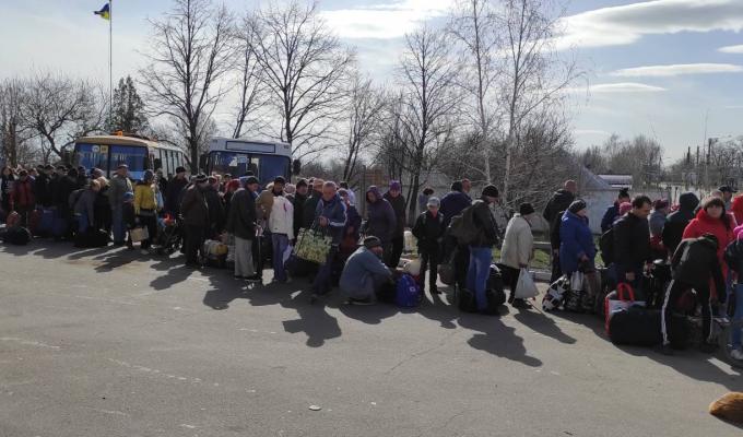 Сергій Гайдай: евакуація з Гірського відбувається під російські обстріли, три автобуси з людьми вичікують тишу