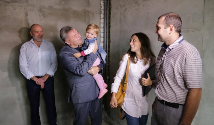 Юрій Гарбуз вручив ключі від нових квартир двом молодим сім'ям