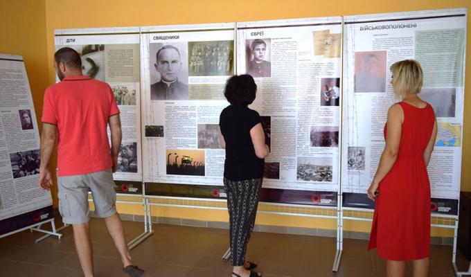 На Кремінщині презентовано виставку «Тріумф людини. Мешканці України, які пройшли нацистські концтабори»