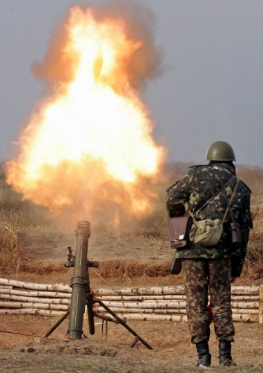 У результаті обстрілу смт Станиця Луганська місцевий житель та двоє українських військовослужбовців отримали поранення