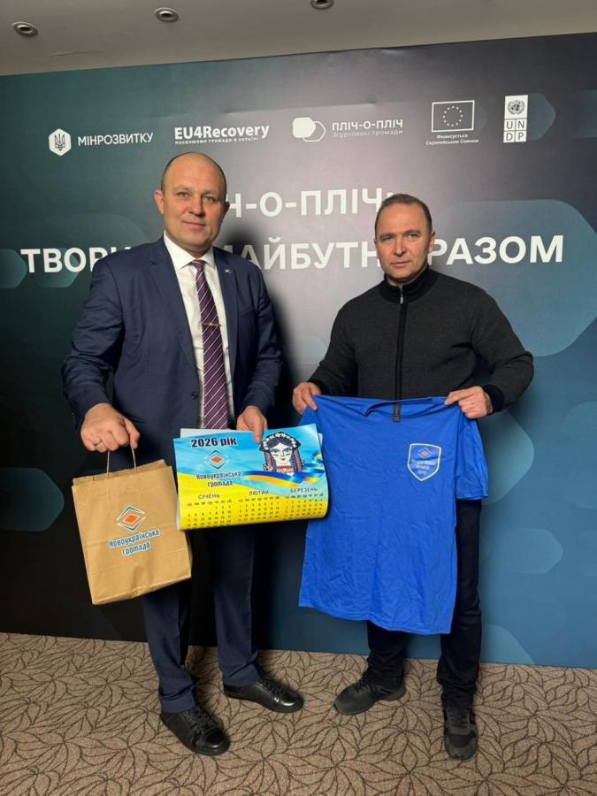 В межах проєкту «Пліч-о-пліч: згуртовані громади» Новоайдарська селищна військова адміністрація розбудовує партнерства з громадами в різних регіонах України – від Закарпаття до Кіровоградщини.  Основою цієї роботи стали координаційні центри та гуманітарні хаби, через які організовано взаємодію з внутрішньо переміщеними особами.  Раніше громада забезпечувала функціонування гуманітарного хабу в Ужгороді, а з 2026 року розширила діяльність і працює також через Координаційний центр у Сумах. У цих центрах надаєт