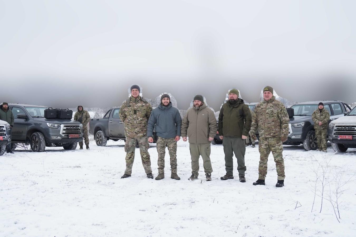 Початок року складний, однак підтримка фронту – передусім, – Олексій Харченко передав на Східний напрямок озброєння і техніку
