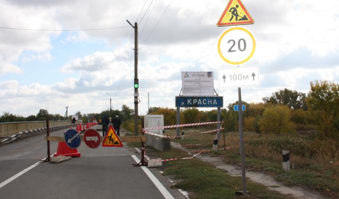 Продовжується ремонт мосту через річку Красна