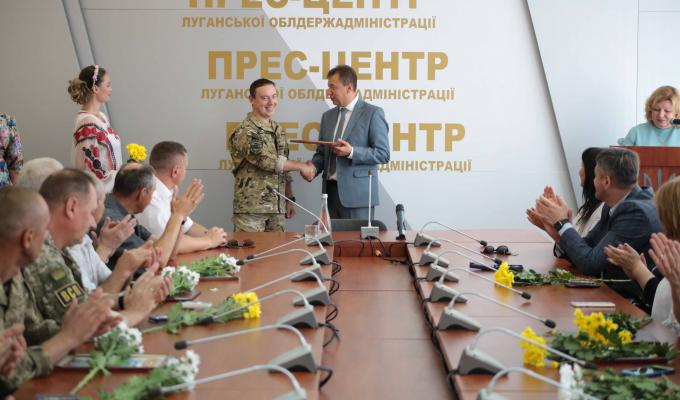 Жителям Луганщини та військовим Віталій Комарницький вручив державні нагороди та обласні відзнаки