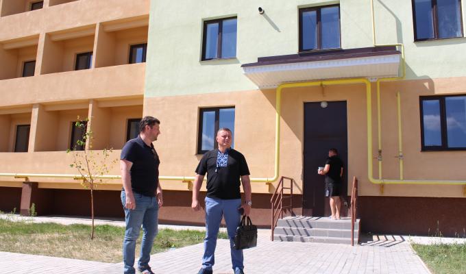 Юрій Погуляйко перевірив стан будівництва дому для переселенців у Рубіжному