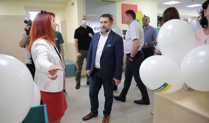 Сергій Гайдай відкрив інклюзивне відділення «Ощадбанку» в Лисичанську