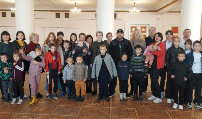 Багатодітні родини з Луганщини отримали подарунки від Ірини Верещук