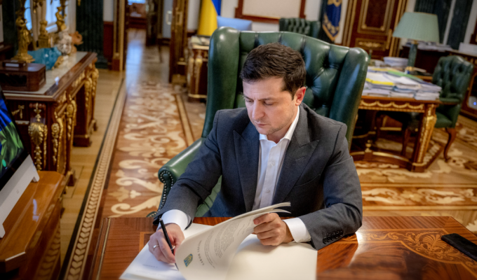 Президент невідкладно підписав ухвалений Верховною Радою антиолігархічний закон