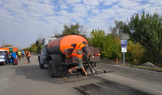 Єднаємо Луганщину: Віталій Комарницький перевірив хід робіт на мосту у Станиці Луганській 
