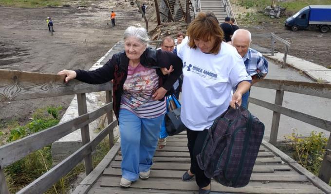 Єднаємо Луганщину: група соціальної допомоги почала працювати на мосту в Станиці Луганській 
