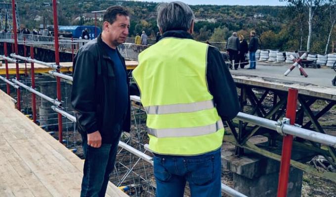 Єднаємо Луганщину: Віталій Комарницький перевірив хід ремонту мосту в Станиці Луганській