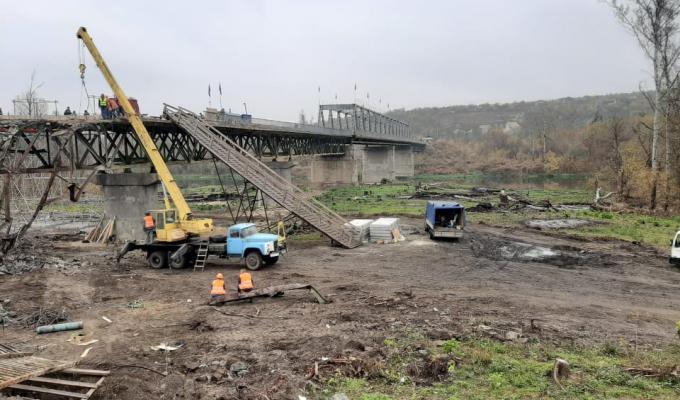 Єднаємо Луганщину: триває демонтаж пошкодженої частини мосту в Станиці Луганській