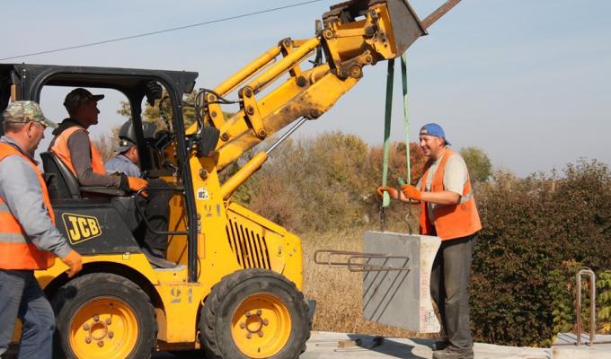 Завершено монтаж карнизних блоків по лівій стороні Сватівського мосту