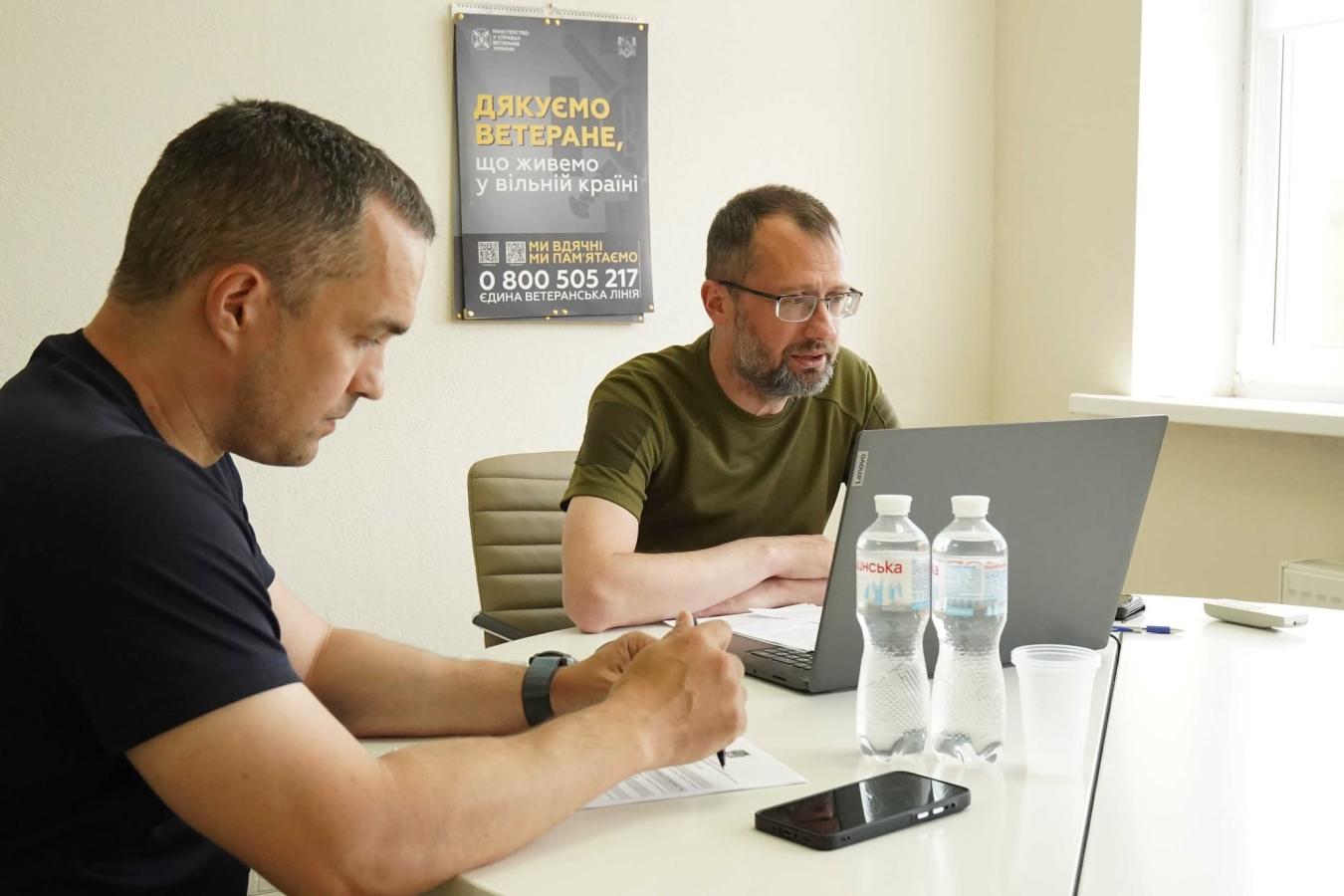 Про те, як започаткувати власну справу, говорили під час сьогоднішнього "Діалогу з бізнесом".  «Унаслідок активних бойових дій та тимчасової окупації значної частини території області місцевим органам влади, суб’єктам господарювання та мешканцям регіону довелось налагоджувати роботу та життєдіяльність у більш безпечних регіонах країни, де вони зіткнулись з новими проблемами. Однією з них є зайнятість та працевлаштування. Разом з тим, переселенців цікавить можливість опанування нових навичок, розвиток власно