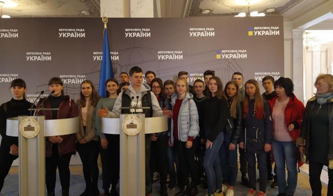 Кремінські школярі знайомились з історією українського парламентаризму