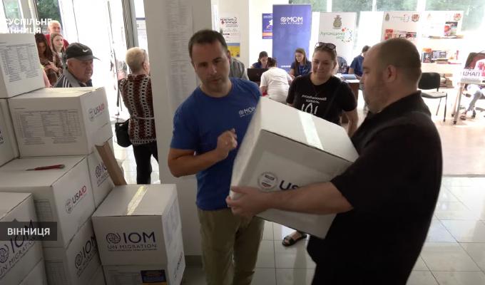 У Вінниці переселенці з Луганщини одержали 300 гігієнічних наборів