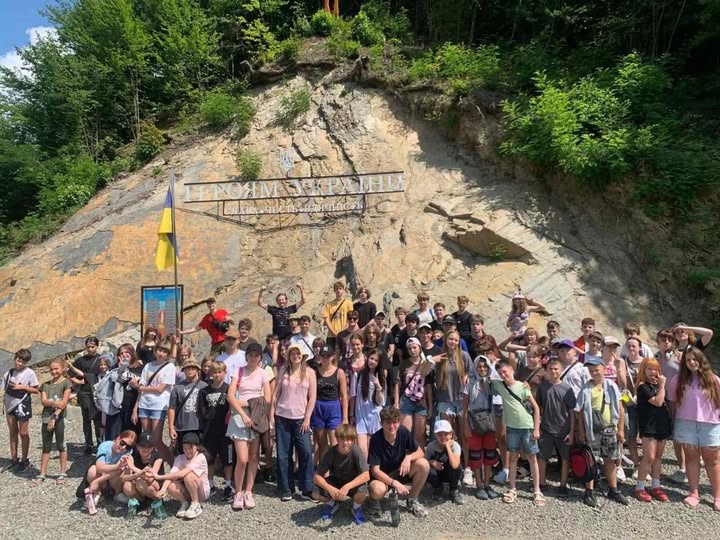 60 дівчат та хлопців із Сіверськодонецької громади відпочивають в Карпатах