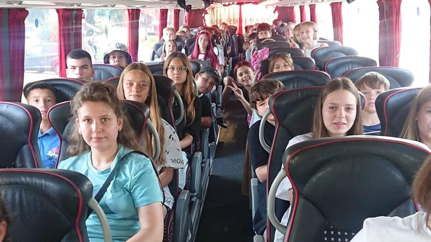 Дівчата та хлопці з Луганщини та Київщини поїхали на відпочинок до Чехії. Поїздка триватиме 14 днів. Її учасниками стали діти чинних військовослужбовців Збройних Сил України, а також полеглих Захисників і Захисниць, оборонців, які вважаються зниклими безвісти, та тих, хто нині перебуває у полоні.  Чеські партнери підготували для українських підлітків насичену програму. На них чекають екскурсії до старовинних замків і мальовничих куточків Чехії, спортивні змагання, піші прогулянки екологічними маршрутами, ін