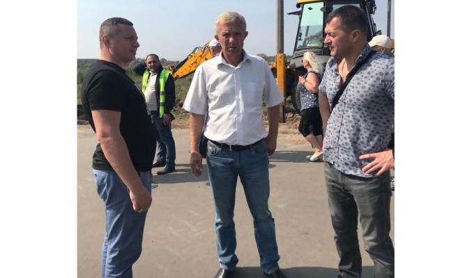 Юрій Погуляйко перевірив хід відновлювальних робіт поблизу мосту в Станиці Луганській