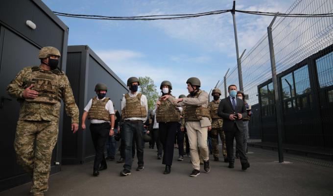 Міністри закордонних справ країн Бенілюксу ознайомились із роботою КПВВ «Щастя»