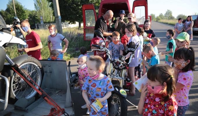 Благодійність на колесах: Байкер-рекордсмен допомагає дітям