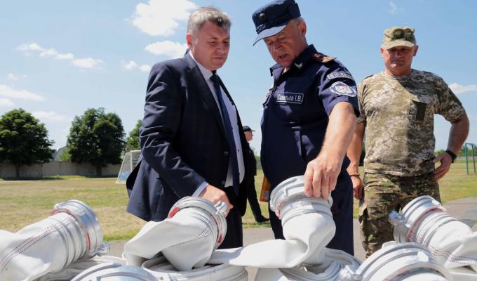 Юрій Гарбуз вручив поліцейським нові службові авто, а рятувальникам – спецобладнання