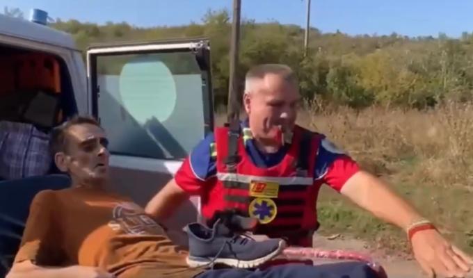 Поліцейські евакуювали маломобільного чоловіка з Макіївки та доставили на деокуповані території Луганщини гуманітарну допомогу