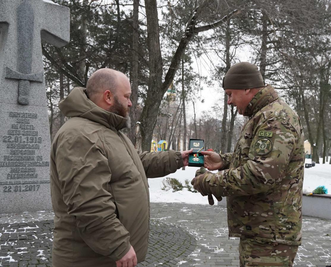 Олексій Харченко вручив нагороди особам, що відстоюють національний суверенітет України, та передав дев’ять автомобілів ГУНП у Луганській області