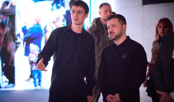 У Давосі Президент відвідав виставку, присвячену боротьбі України проти російської агресії