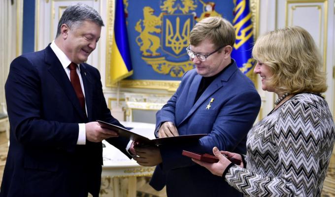 Президент вручив ключі та ордер на квартиру Володимиру Жемчугову