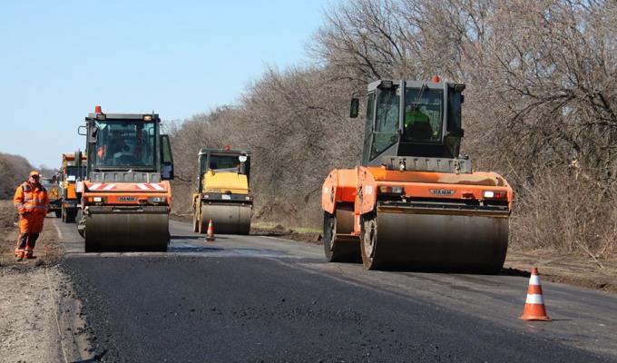 На дорозі Н-26 укладають нижній вирівнюючий шар асфальтобетону