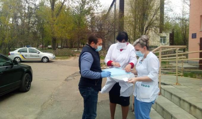 Сергій Гайдай передав багаторазові захисні костюми лікарям Рубіжного