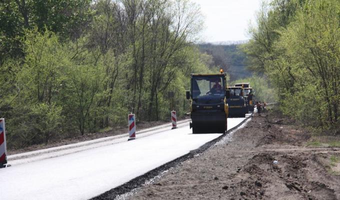 Велике будівництво: автошлях до Станиці Луганської ремонтують без вихідних