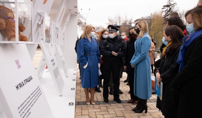 Олена Зеленська відкрила виставку, присвячену проблемі домашнього насильства