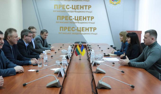 Делегація з Литви надала гуманітарну допомогу військовим та відвідає Золоте