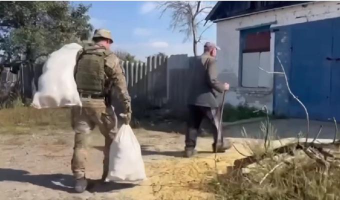 Поліцейські задокументували російський обстріл Невського, доставили гуманітарну допомогу, та допомогли евакуюватися двом жінками з Макіївки