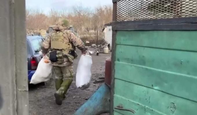 Речі першої необхідності доставили поліцейські Луганщини до Невського, Новолюбівки, Греківки та Макіївки 