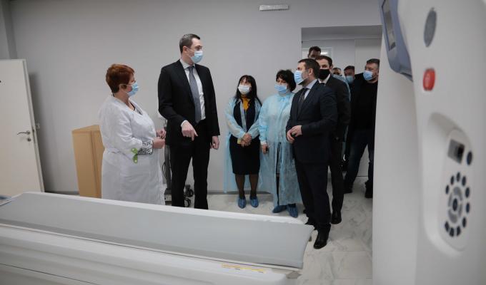 «На сьогодні держава вимагає від регіонів – користуватись її фінансовими можливостями для розвитку» – Олексій Чернишов перевірив, як на Луганщині модернізуються лікарні